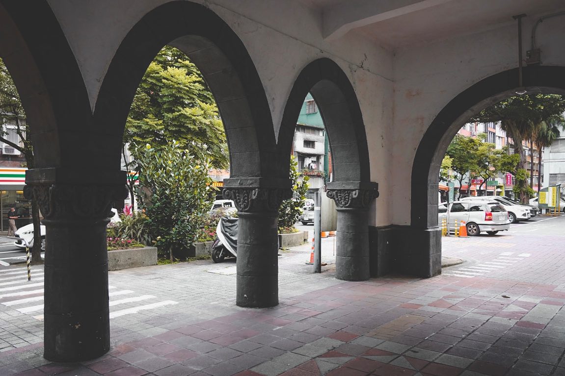 基隆僅存的日式大型建築！造訪色彩斑斕的「基隆醫院」，感受滿滿的日式復古建築美學