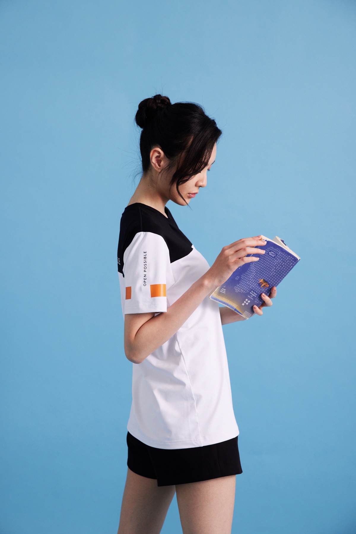 這家電信行制服好時髦！APUJAN結合科幻文學元素，為「台灣大哥大」換上全新黑白橘配色制服