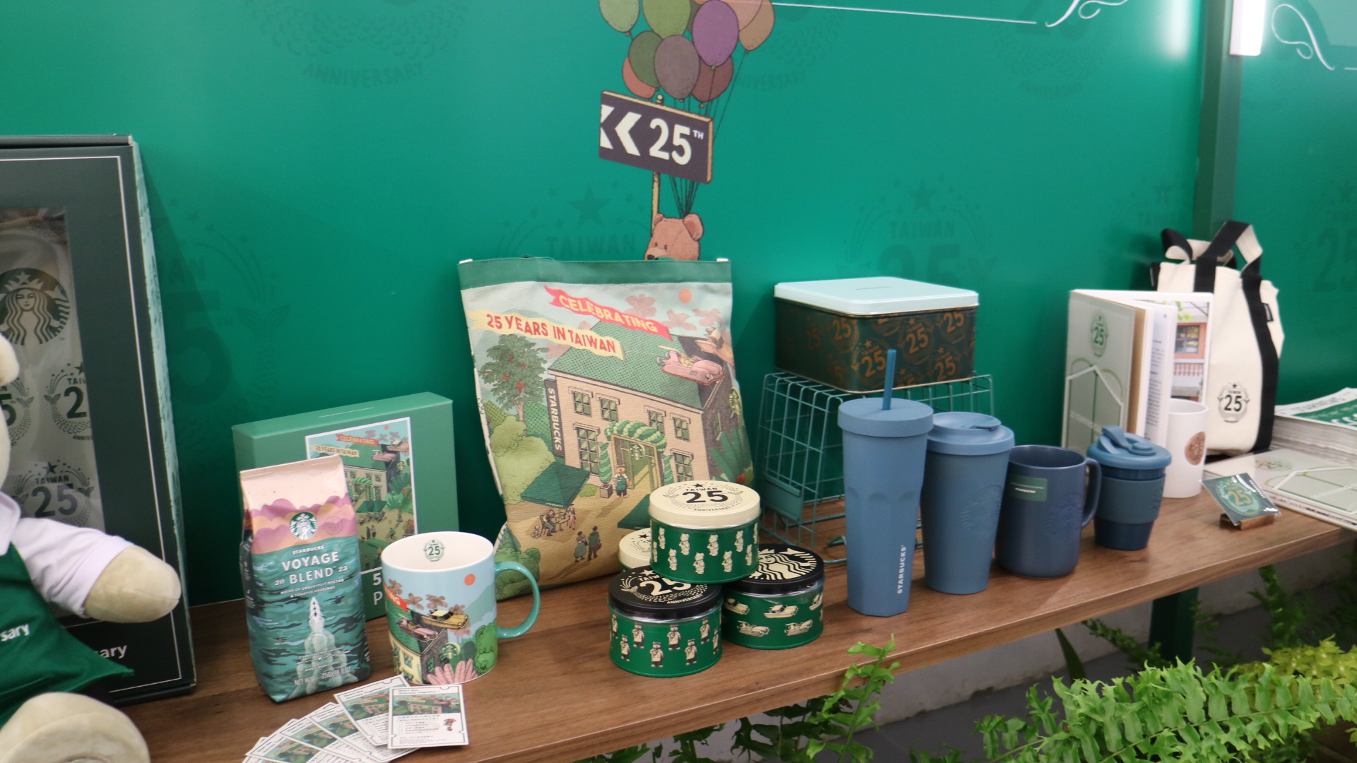 「星巴克25週年特展」登場華山文創園區！限定咖啡飲品、限量「大熊寶寶」獨家發售，3大亮點搶先看
