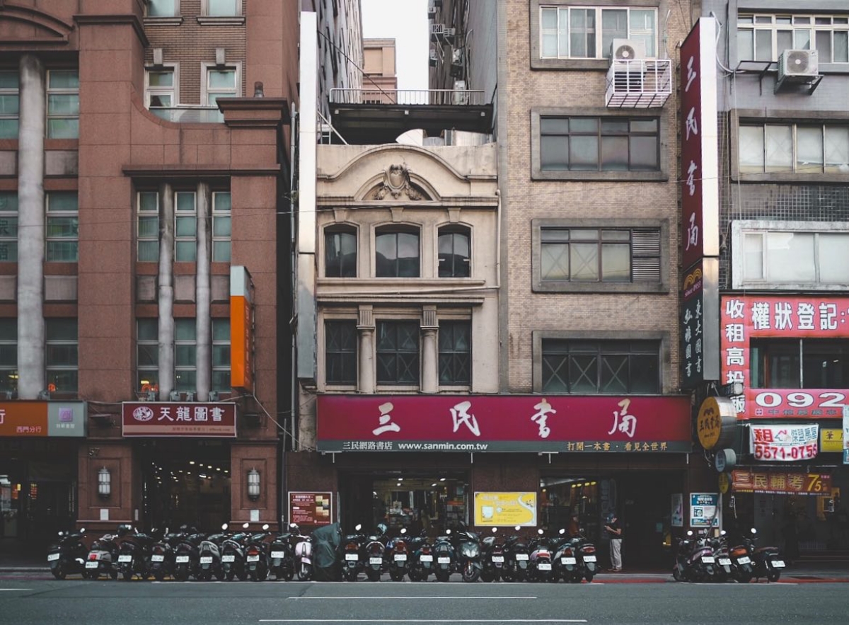 台北中正區街屋散策：從衡陽路走到重慶南路，從三民書局、新高旅館步行到明星咖啡館，探索城內本町街屋故事