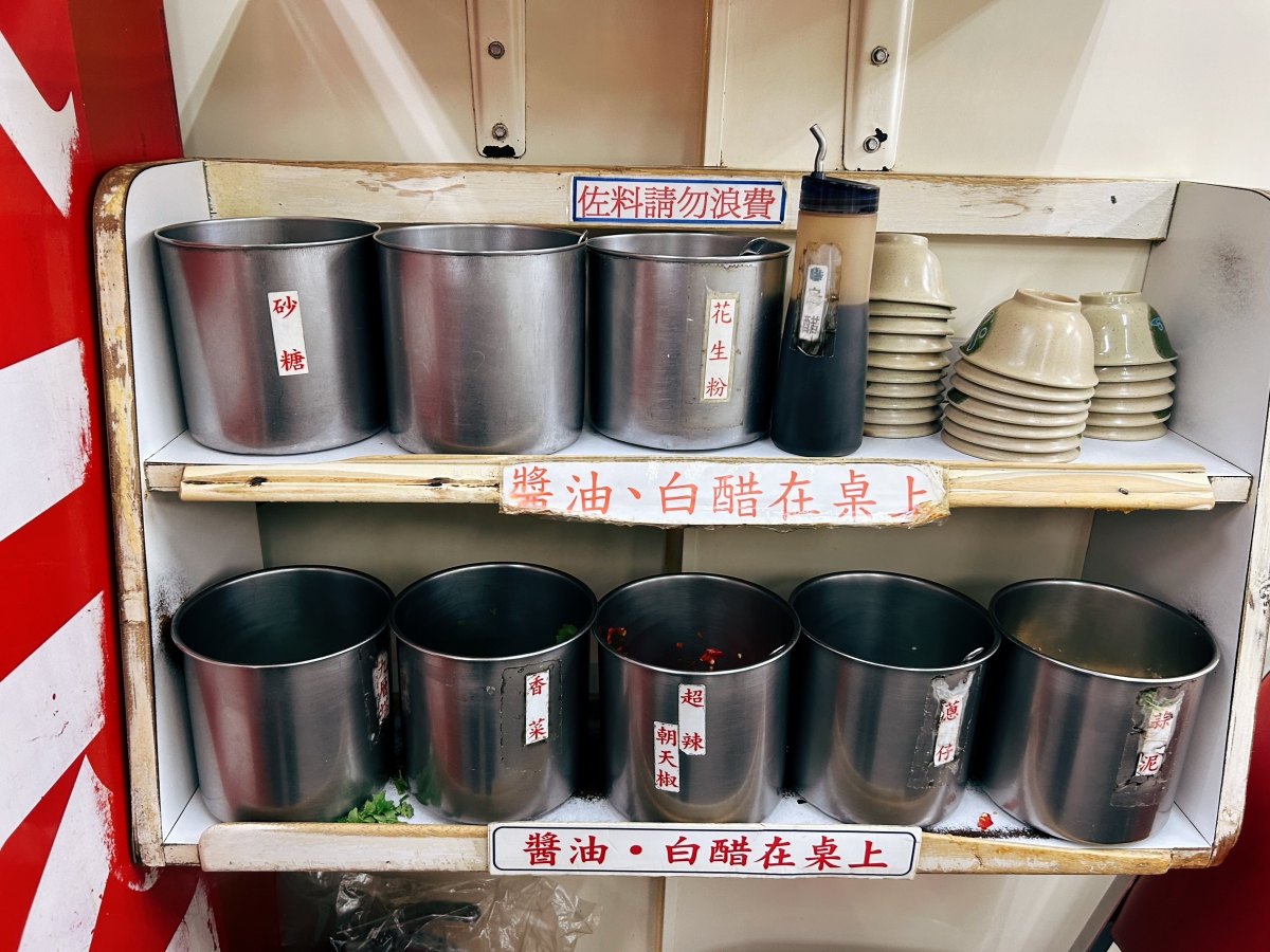 台北聚餐好選擇！四十年老店「小紅莓石頭火鍋城」：現炒鍋底香氣四溢，不排隊吃不到