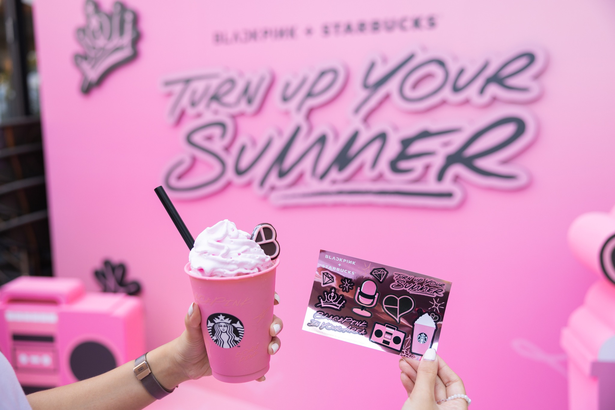 BLINK準備去信義區拍美照！星巴克×BLACKPINK限定主題店登場，粉嫩店裝+粉色星冰樂讓你拍到手機沒電