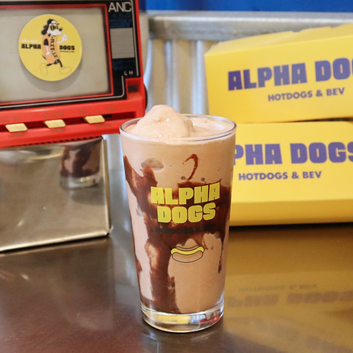 最可愛的跨界聯名！niko and ⋯攜手中山名店ALPHA DOGS推竹炭熱狗堡、巧克力奶昔