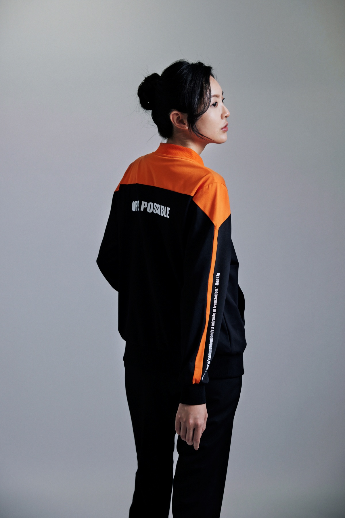 這家電信行制服好時髦！APUJAN結合科幻文學元素，為「台灣大哥大」換上全新黑白橘配色制服