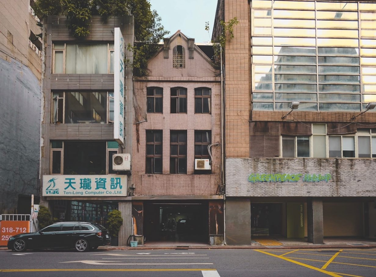 台北中正區街屋散策：從衡陽路走到重慶南路，從三民書局、新高旅館步行到明星咖啡館，探索城內本町街屋故事