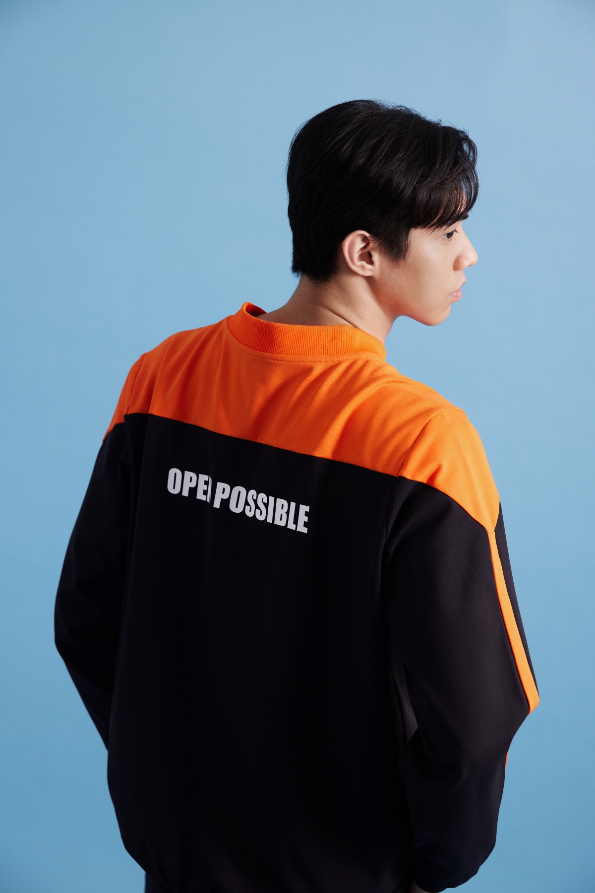 這家電信行制服好時髦！APUJAN結合科幻文學元素，為「台灣大哥大」換上全新黑白橘配色制服