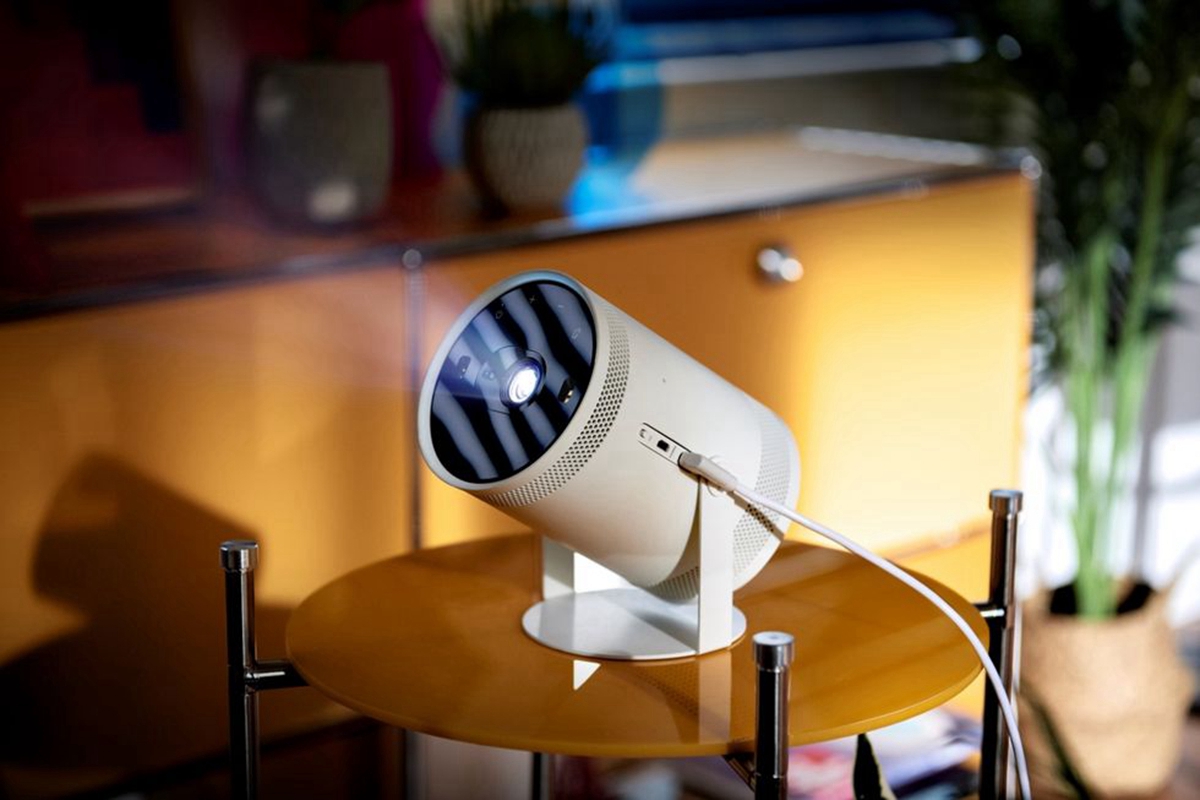 露營、家用都合適！極勸敗攜帶式微型投影機推薦：XGIMI、SAMSUNG、BENQ，有了它誰還需要電視？