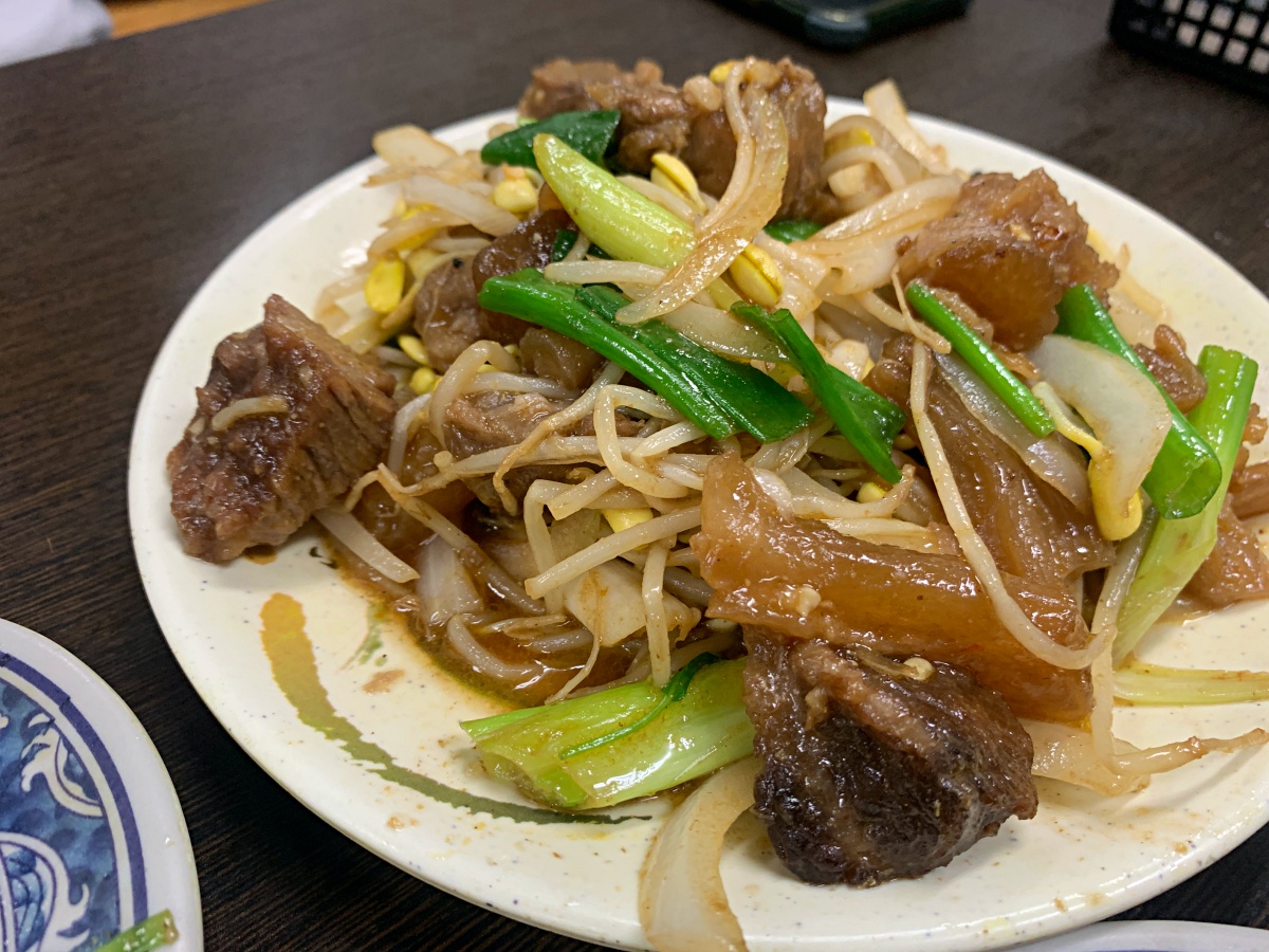 通化夜市「老李牛雜」不輸必比登推介的美味熱炒，大推青菜炒牛肉，牛雜湯還能免費續湯！