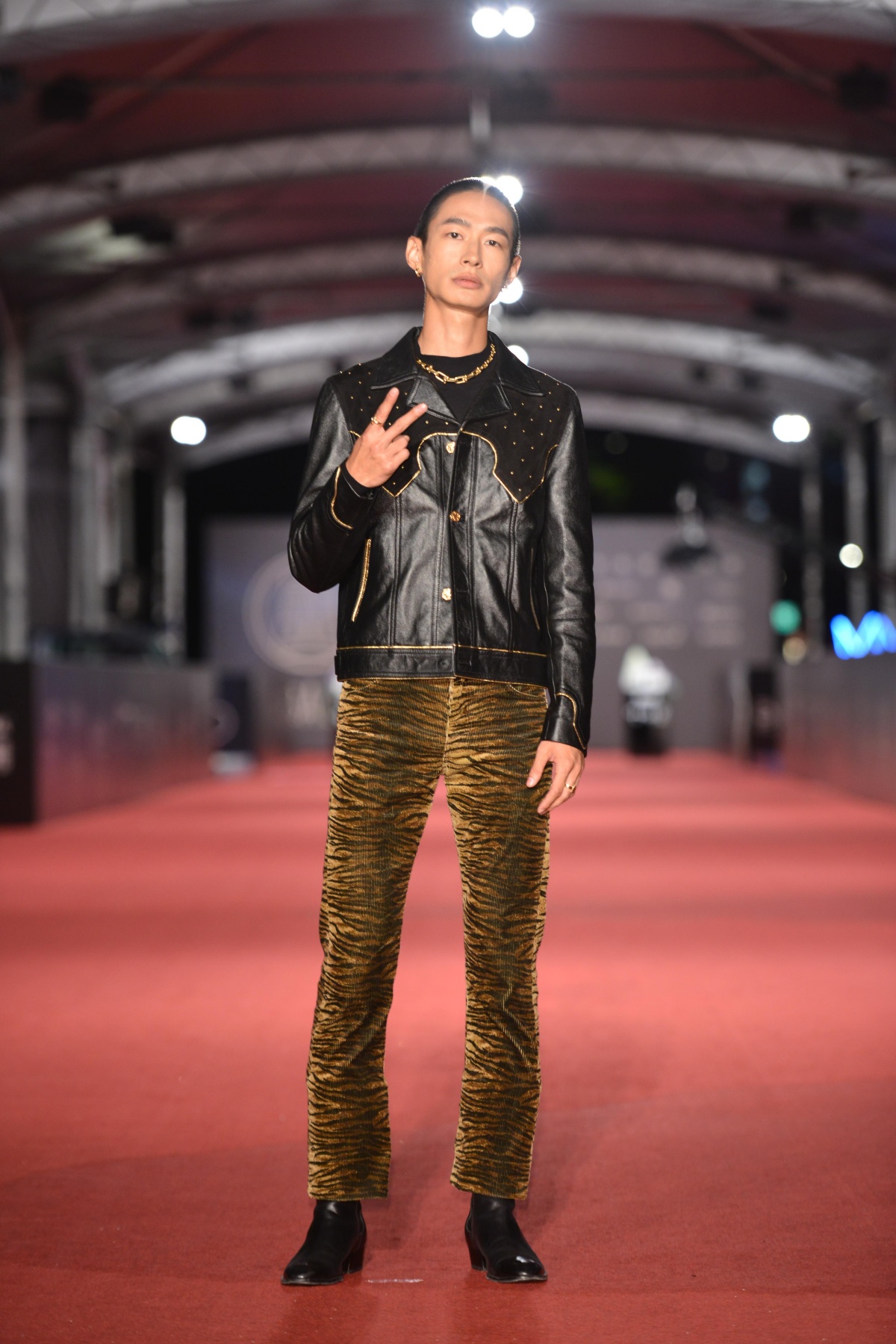 2023金鐘獎戲劇類男星紅毯6帥！黃河皮衣造型展現壞男孩氣息、劉冠廷黑白撞色西裝可愛又帥氣