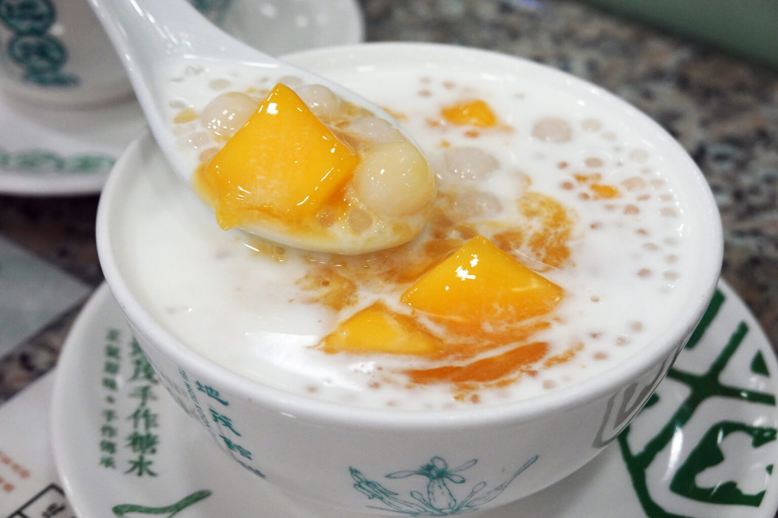 香港地鐵屯馬線方便抵達九龍城區 南角咖啡好文青 樂園咖啡的美食家評價超高 九記牛腩超貴但也真是好吃