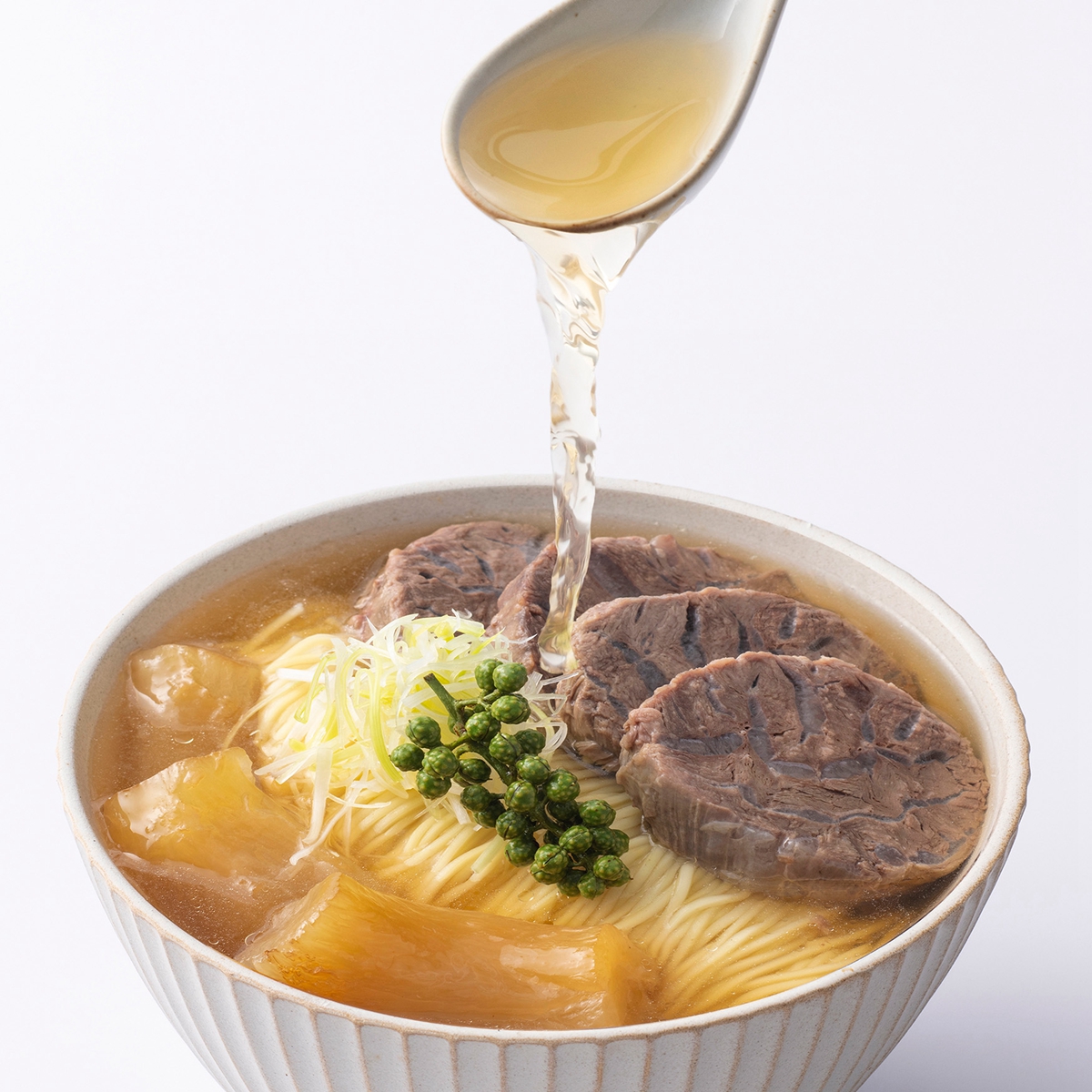 紅白牛肉麵聯名大直忠泰樂生活AKA Sogetsu，限時推出全牛白湯牛肉麵