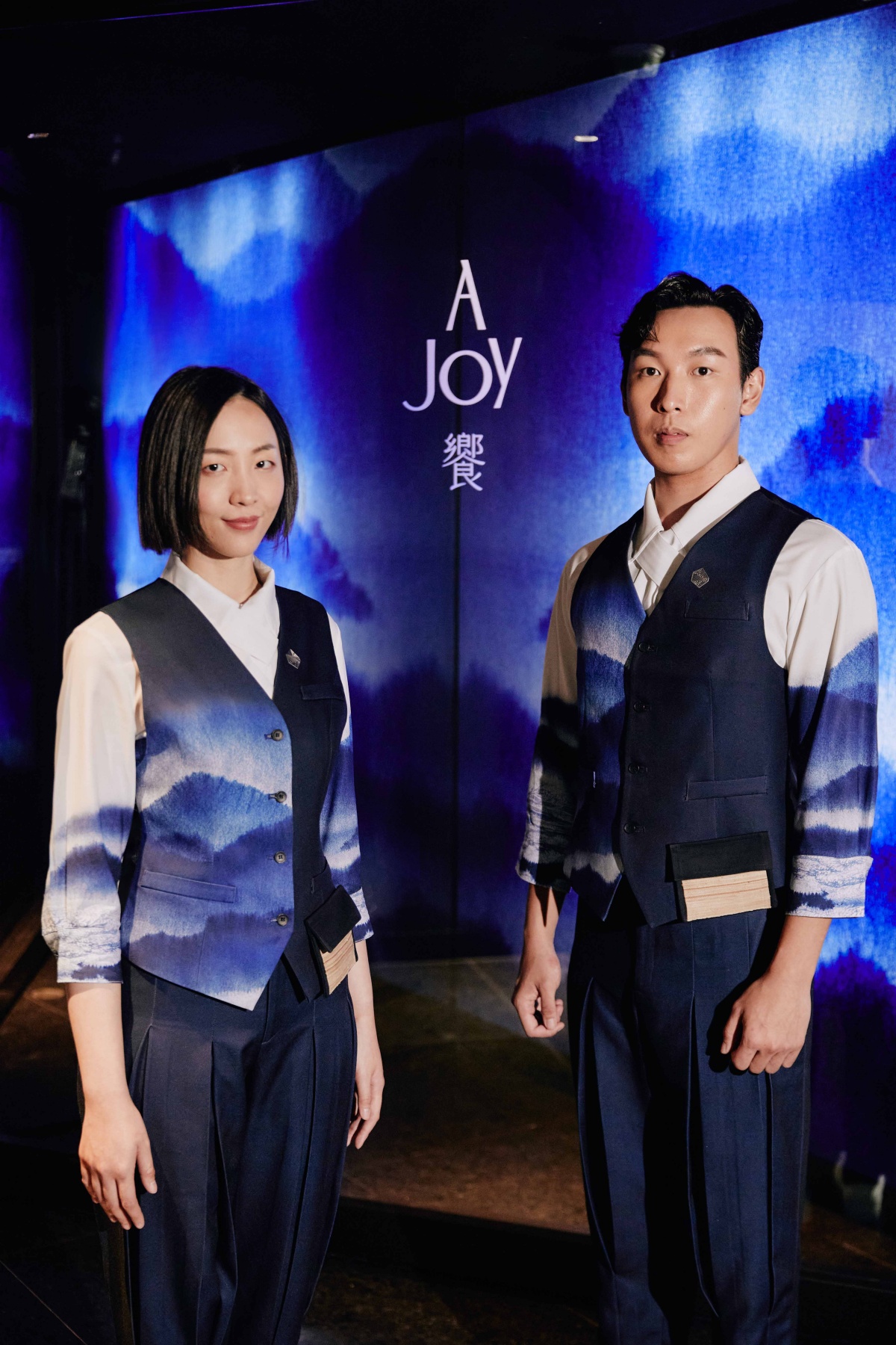 誰說餐廳制服只有白跟黑？周裕穎操刀「饗A Joy」制服設計，以山水畫打造絕美印花呈現台北市之美