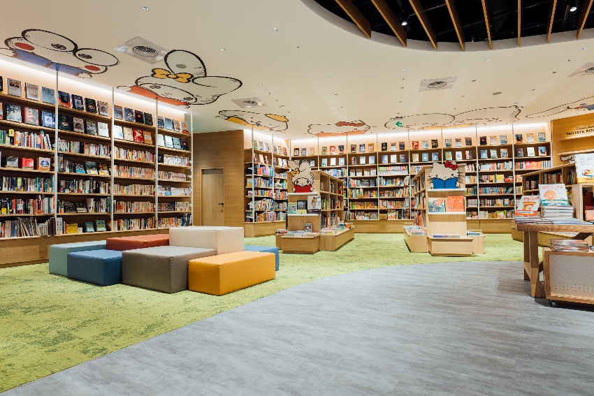 TSUTAYA BOOKSTORE 新竹湳雅店：挑空 450 坪籃球場改建，打造以人為本的複合式五感體驗空間