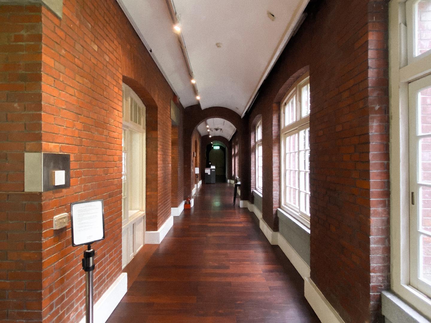 【走讀台北】首創與小學結合的美術館古蹟！到大同區台北當代藝術館細品日式校園建築風情