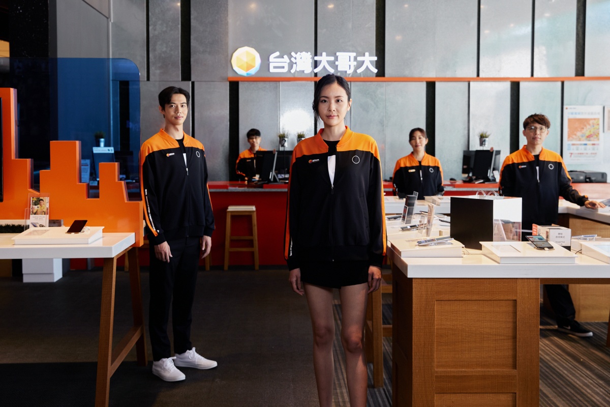 這家電信行制服好時髦！APUJAN結合科幻文學元素，為「台灣大哥大」換上全新黑白橘配色制服
