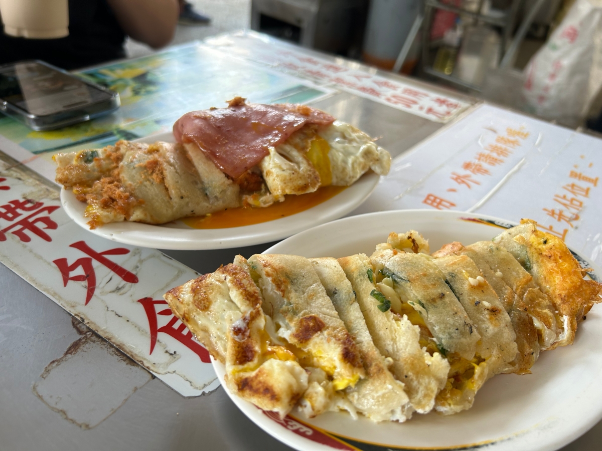台中美食推薦！一心市場必吃的「一心蛋餅」用巨無霸古早味粉漿蛋餅滿足吃貨的胃，超總匯 、起司口味必點