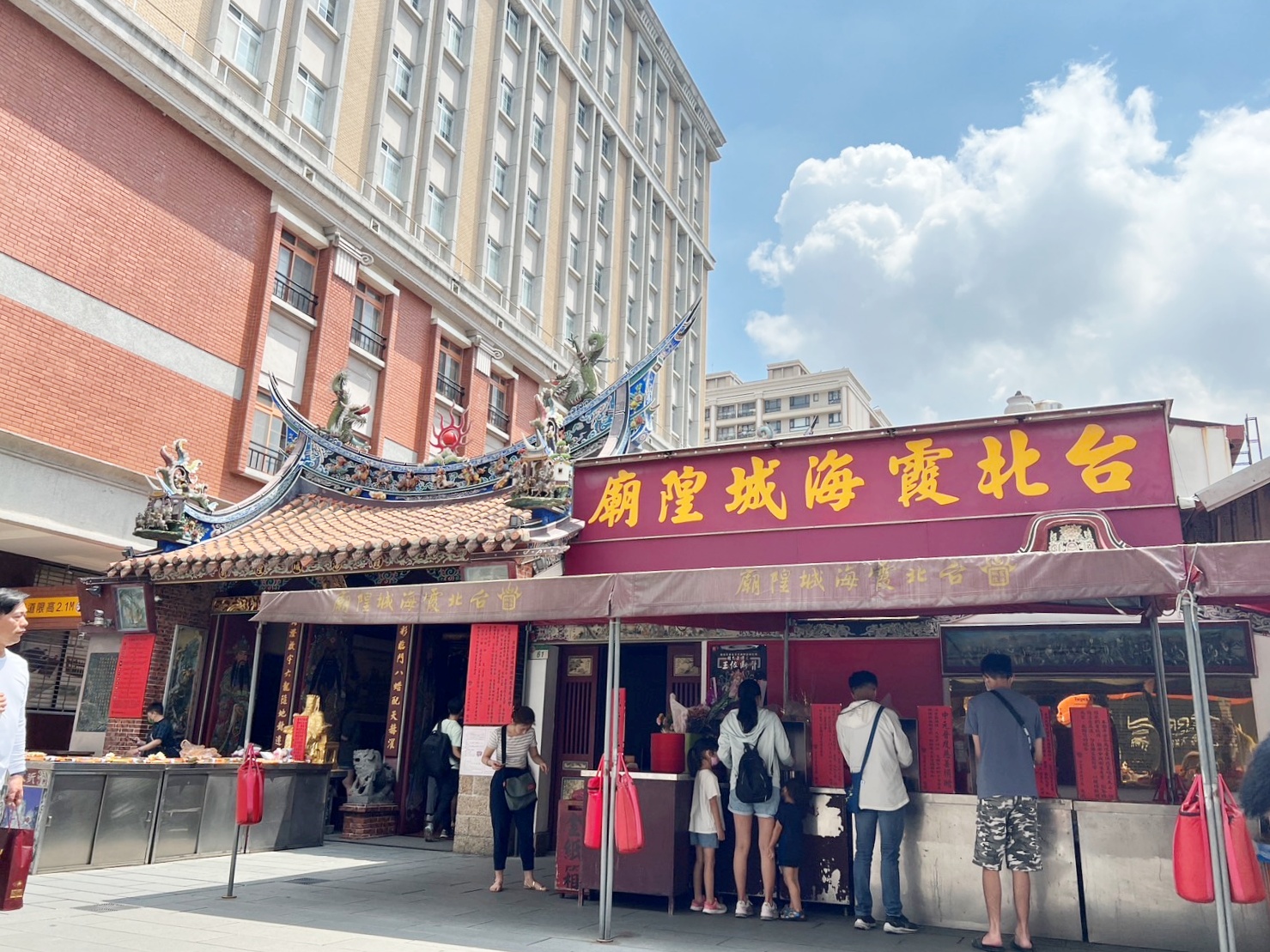 脫單拜月老！專訪迪化街台北霞海城隍廟，原來「平安茶不能吹」是以訛傳訛的謠言禁忌