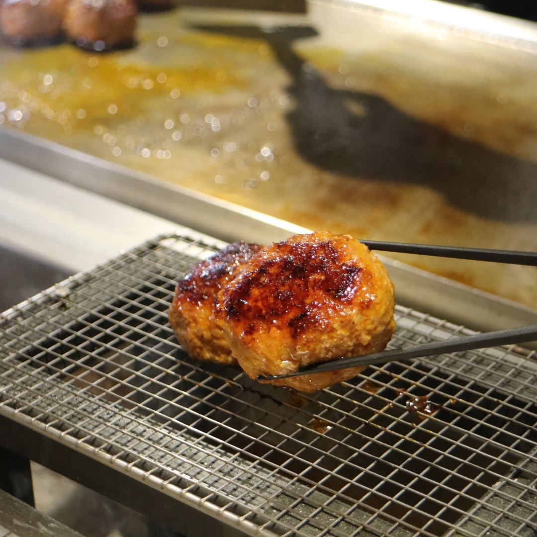 肉肉控的天堂！復興空廚全新肉食料理品牌「肉旨房」插旗台北東區，月見和牛漢堡排、鐵板牛雜必點