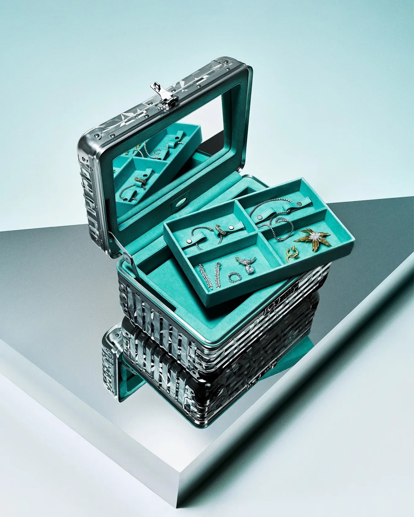 機場時尚中的夢幻逸品！RIMOWA與Tiffany&Co.推聯名行李箱，蒂芬妮藍配上鑽石切割面絕對是時尚的焦點