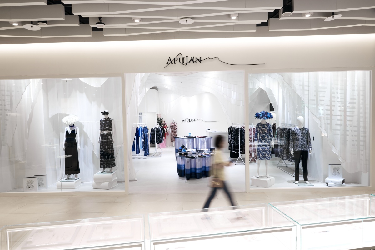 他曾為國慶禮賓人員設計迎賓服！設計師詹朴同名品牌「APUJAN」首間台灣概念店插旗大直忠泰樂生活