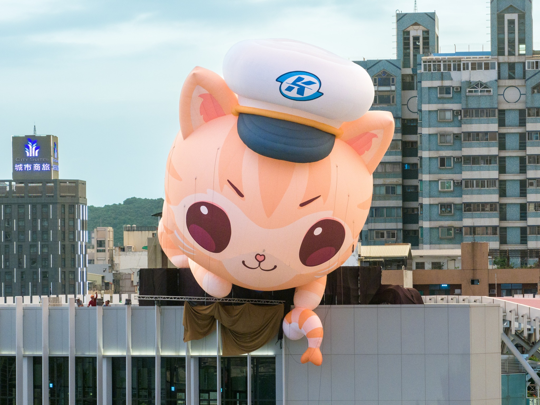 今年高雄好萌啊！派出高捷貓站長「蜜柑站長」與胖鯊魚鯊西米、貓貓蟲咖波一起療癒遊客