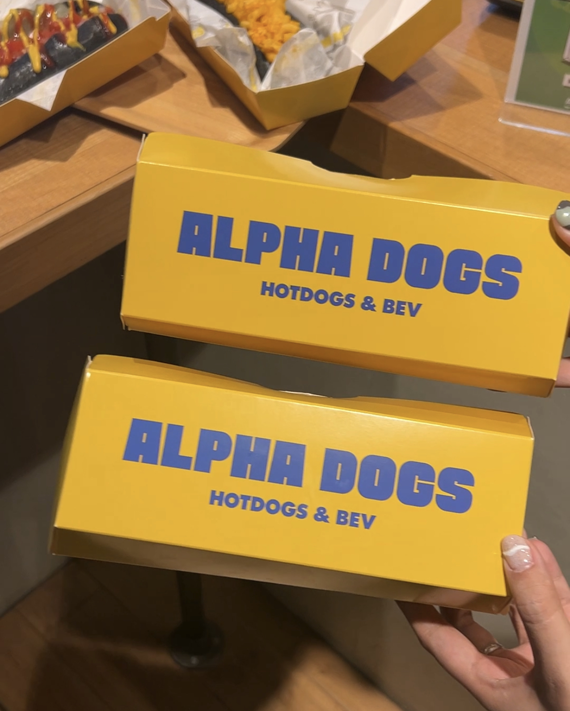 最可愛的跨界聯名！niko and ⋯攜手中山名店ALPHA DOGS推竹炭熱狗堡、巧克力奶昔