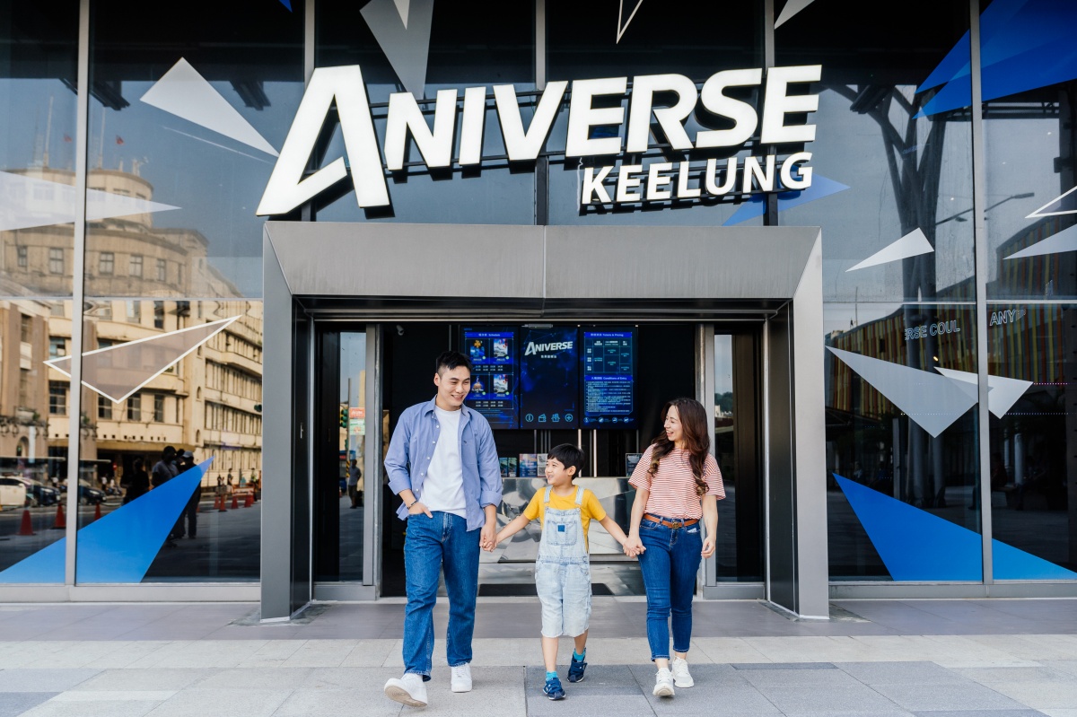 基隆車站出現一隻大貓貓！超萌橘貓現蹤舊火車站「ANIVERSE」廣告牆陪你一起看海吃美食