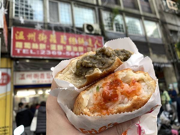 古亭超人氣銅板美食「溫州街蘿蔔絲餅達人」，不排隊吃不到的爆餡蘿蔔絲餅！