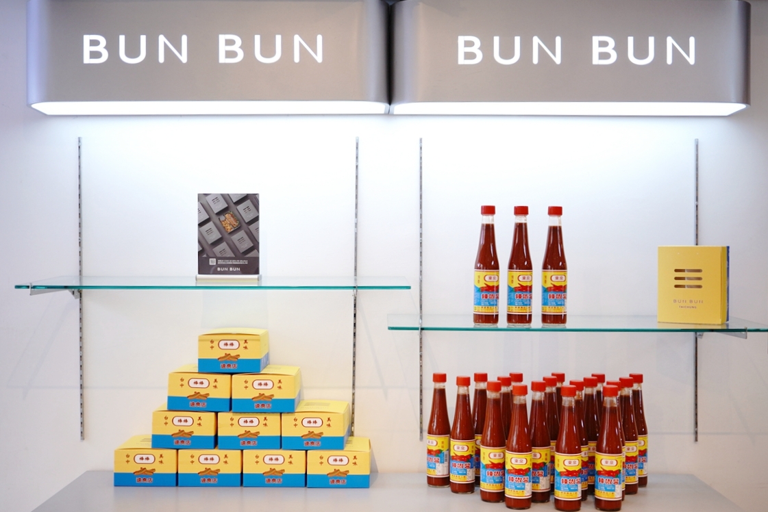 東泉辣椒醬新吃法？台北台中早午餐店「BunBun棒棒」推超創意熱狗堡，意圖挑戰眾人味蕾