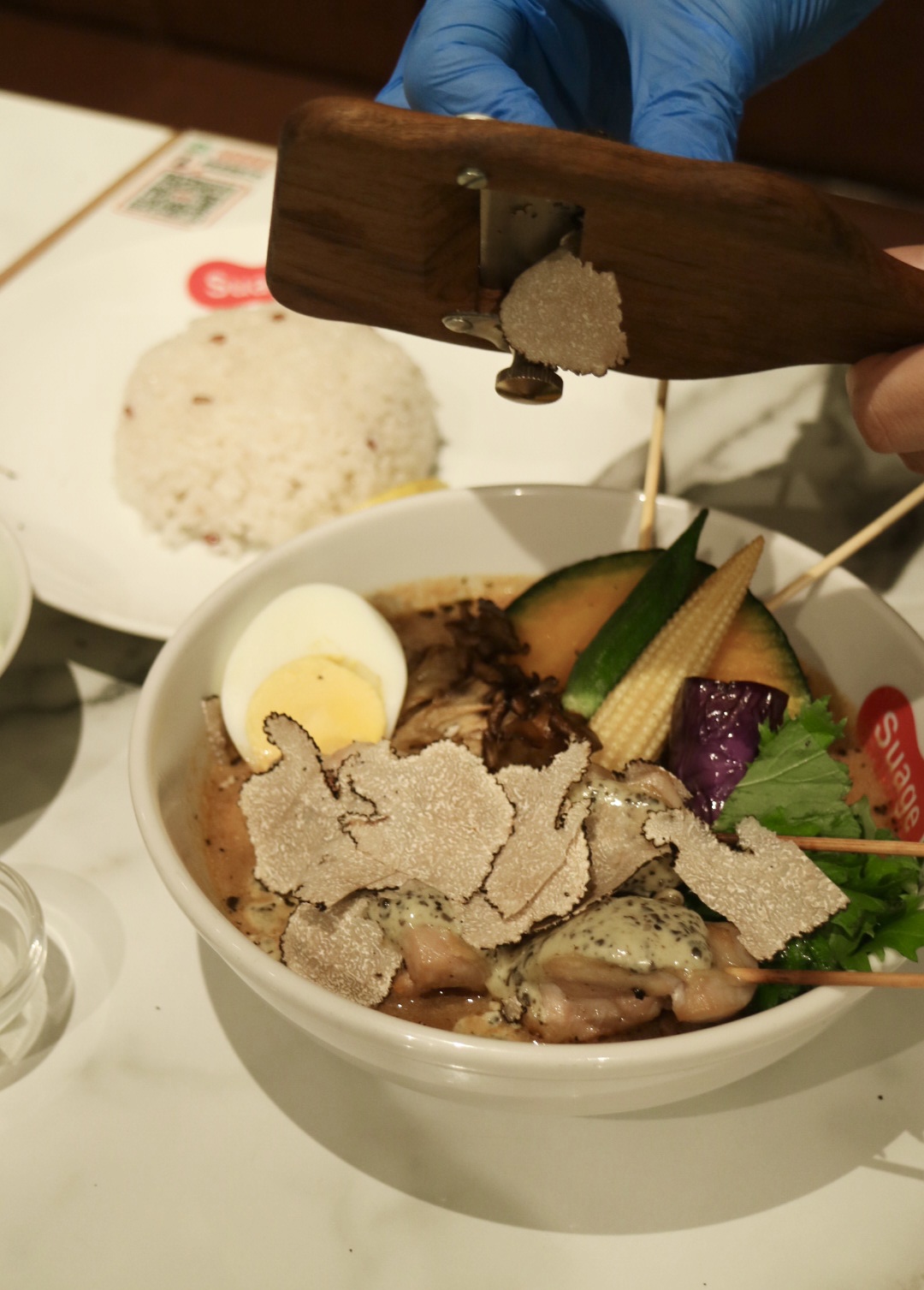 松露控的季節來了！BEPPIN、勝政豬排齊推「黑松露」料理，現刨黑松露薄片入菜超療癒