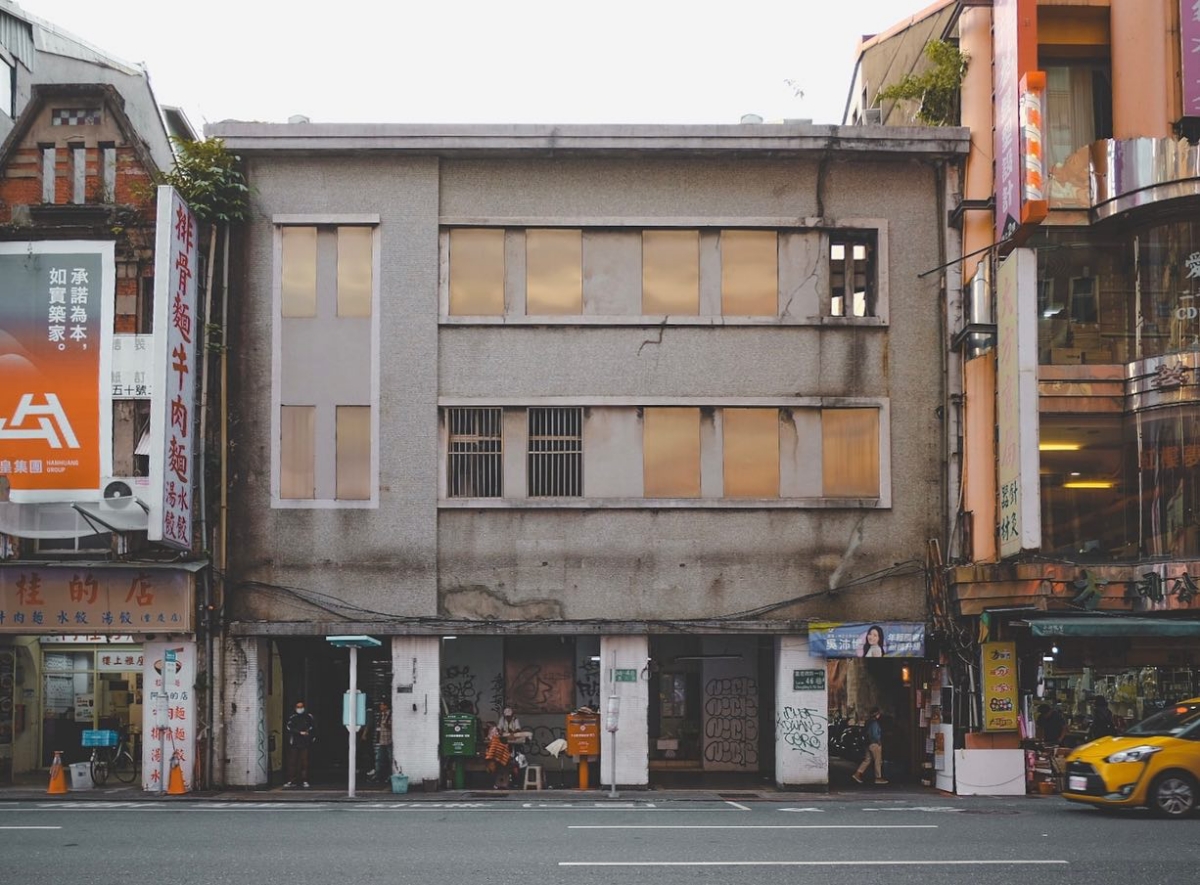 台北中正區街屋散策：從衡陽路走到重慶南路，從三民書局、新高旅館步行到明星咖啡館，探索城內本町街屋故事