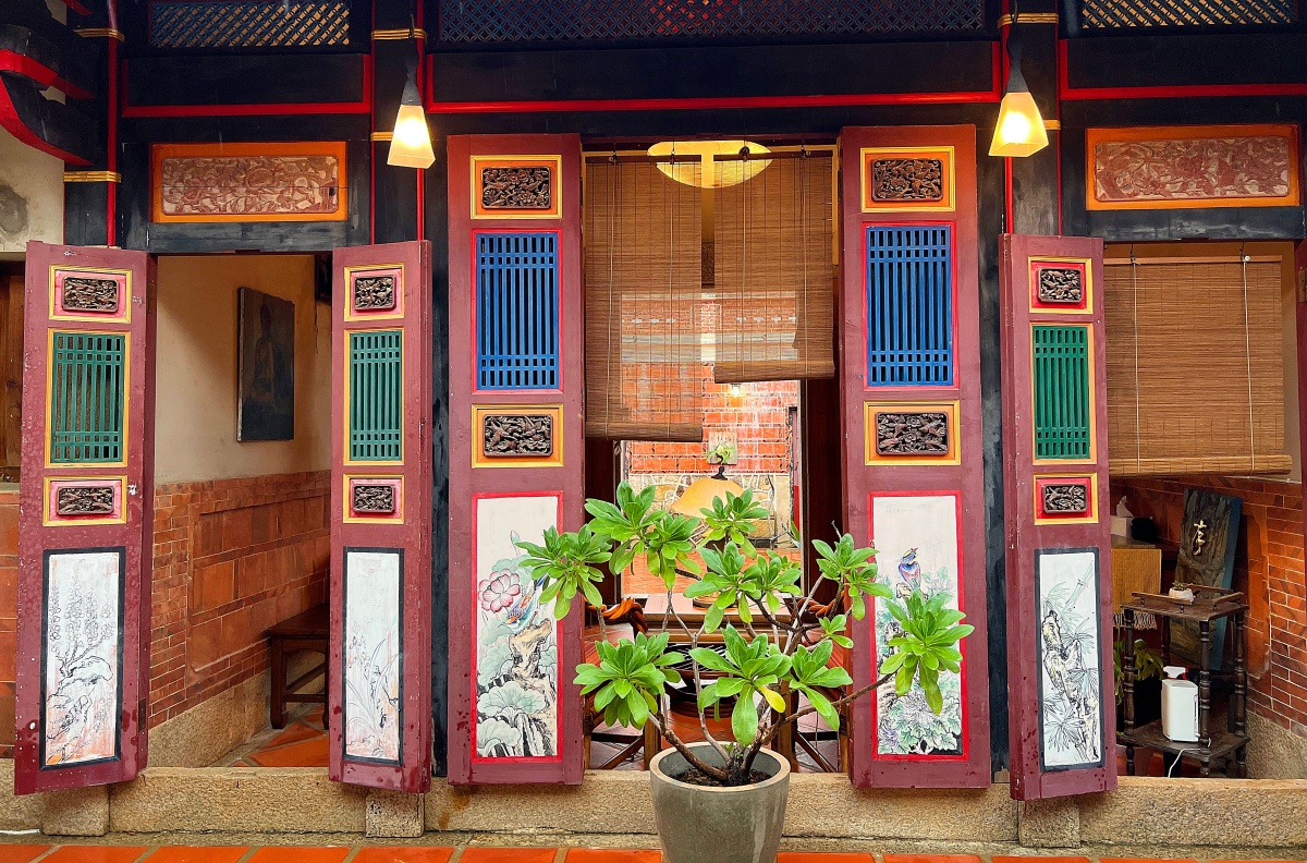 走入暖心精緻的金門老屋，隱身金沙村的私廚餐酒館、東沙村的甜點咖啡廳及瓊林聚落的風格民宿