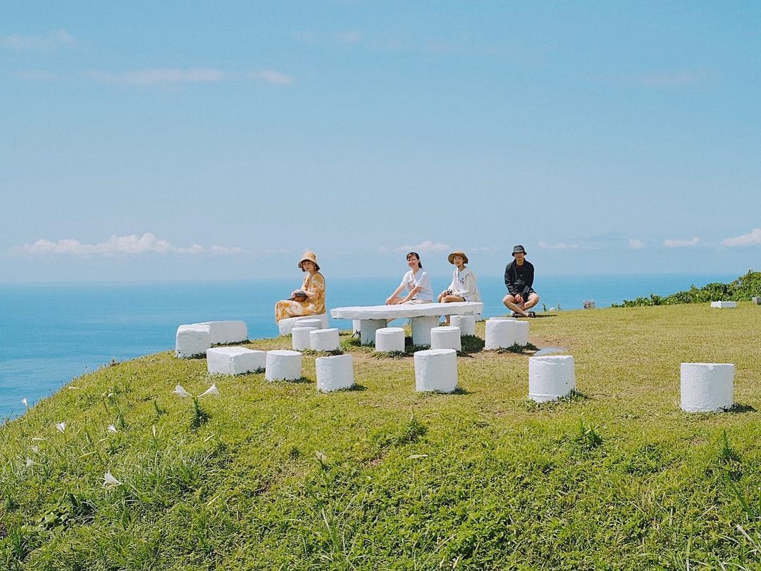 來場浪漫離島旅行！蘭嶼必玩景點總整理：到東清灣看日出、青青草原賞夕陽，還有超美消暑秘境野銀冷泉
