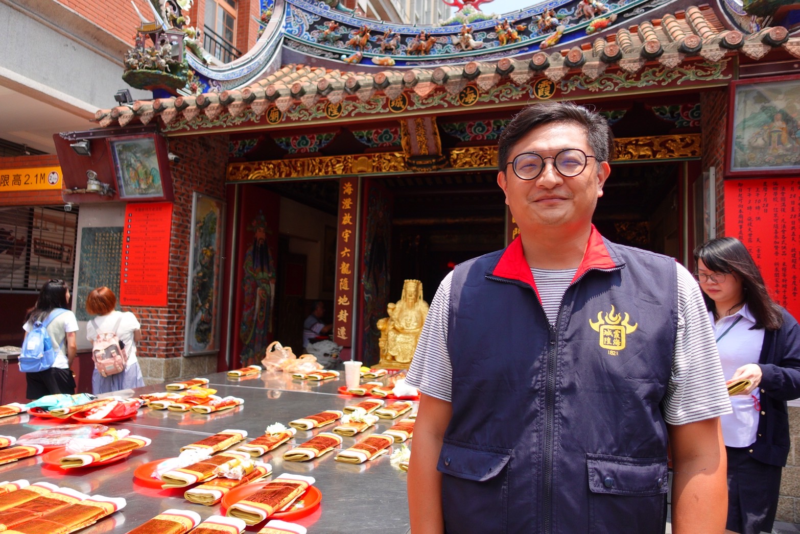 脫單拜月老！專訪迪化街台北霞海城隍廟，原來「平安茶不能吹」是以訛傳訛的謠言禁忌