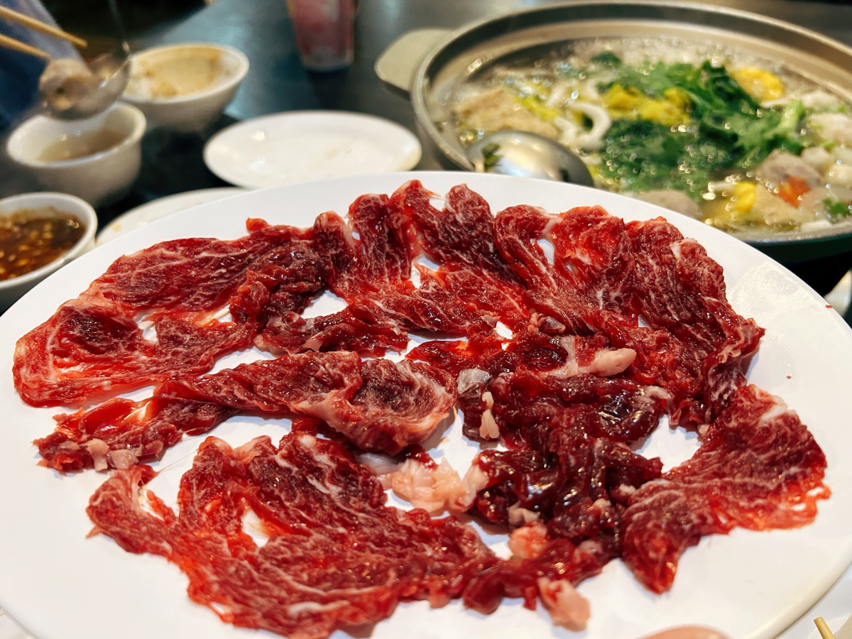 去台南必朝聖！林志玲也愛吃的「三大牛肉火鍋」，用每日現切溫體牛+溫潤湯底收服吃貨的心