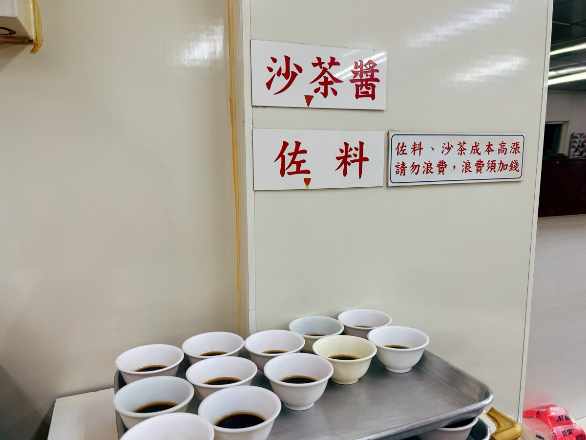 台北聚餐好選擇！四十年老店「小紅莓石頭火鍋城」：現炒鍋底香氣四溢，不排隊吃不到