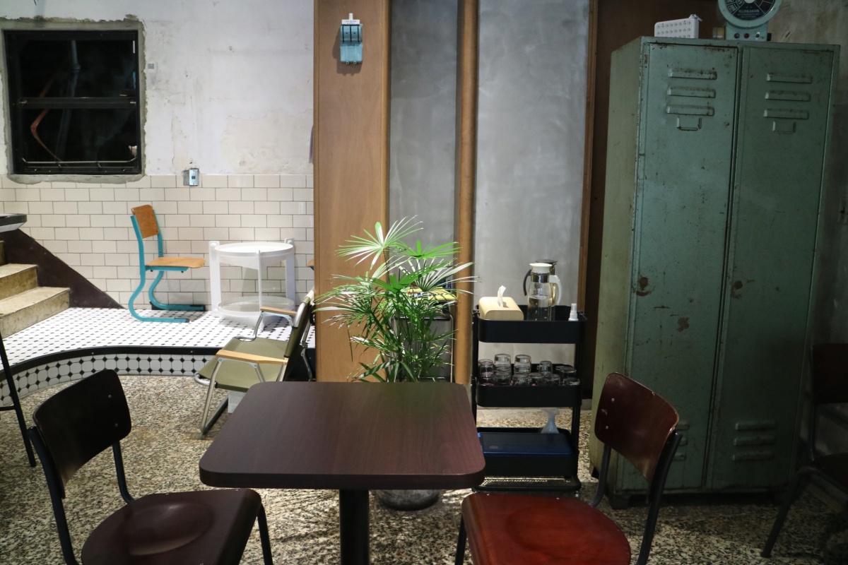 【咖啡店的甜點攻略】基隆咖啡廳推薦：座落造船廠旁的「萬祝號」，帶你閱讀漁港裡的浪漫詩篇