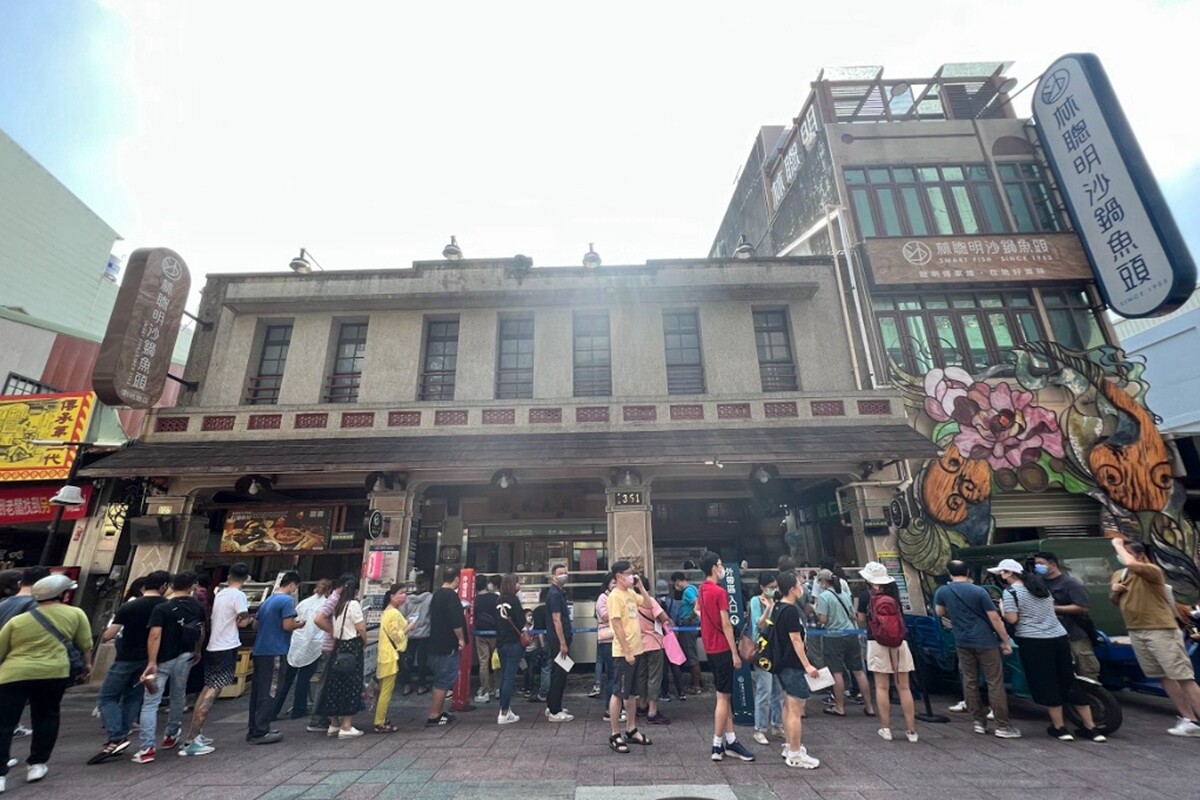 跟著人群到林聰明砂鍋魚頭排隊