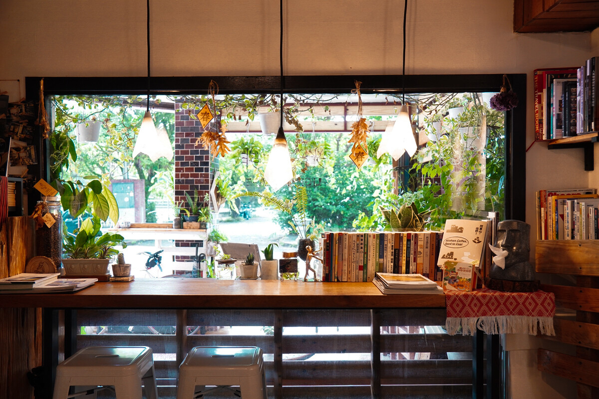 走到光覺咖啡喝杯咖啡吧！