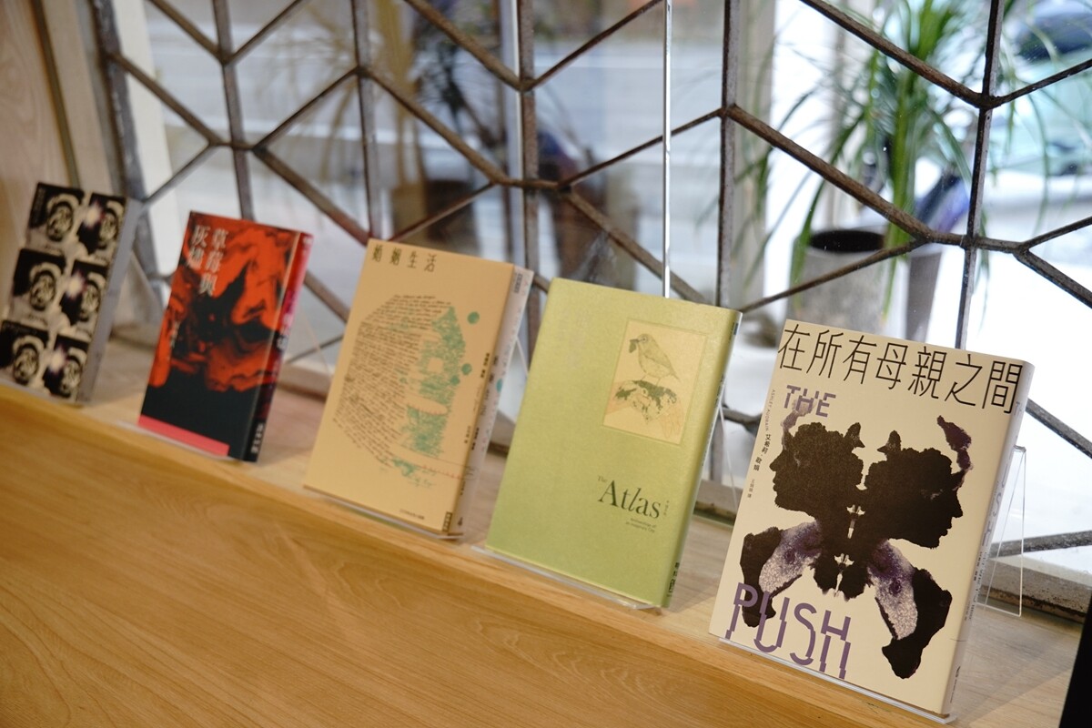 老宅內的二手書新天堂：玫瑰色二手書