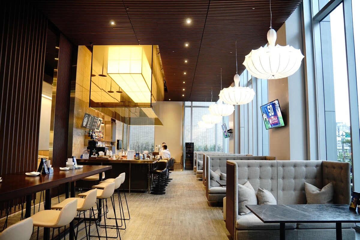 1樓Best Brews精釀吧還有星巴克