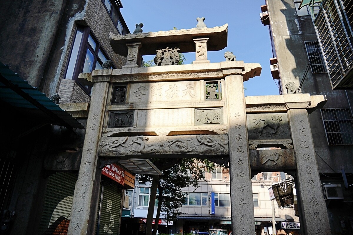 貞節牌坊下的社區新營造：樂高石坊街