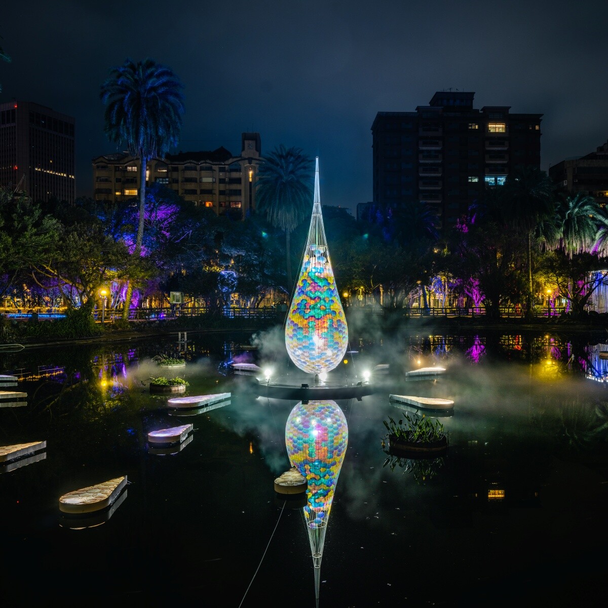 台灣燈會國父紀念館打卡推薦：揹著月亮的女人、滴光