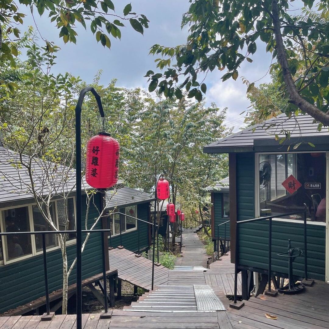 好雞婆土雞城：品嚐美味香草烤雞