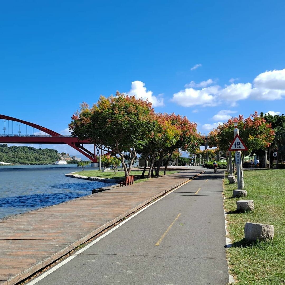 八里左岸自行車道:眺望淡水河風光 八里左岸自行車道:眺望淡水河風光