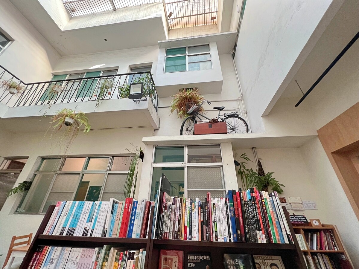 老宅內的二手書新天堂：玫瑰色二手書