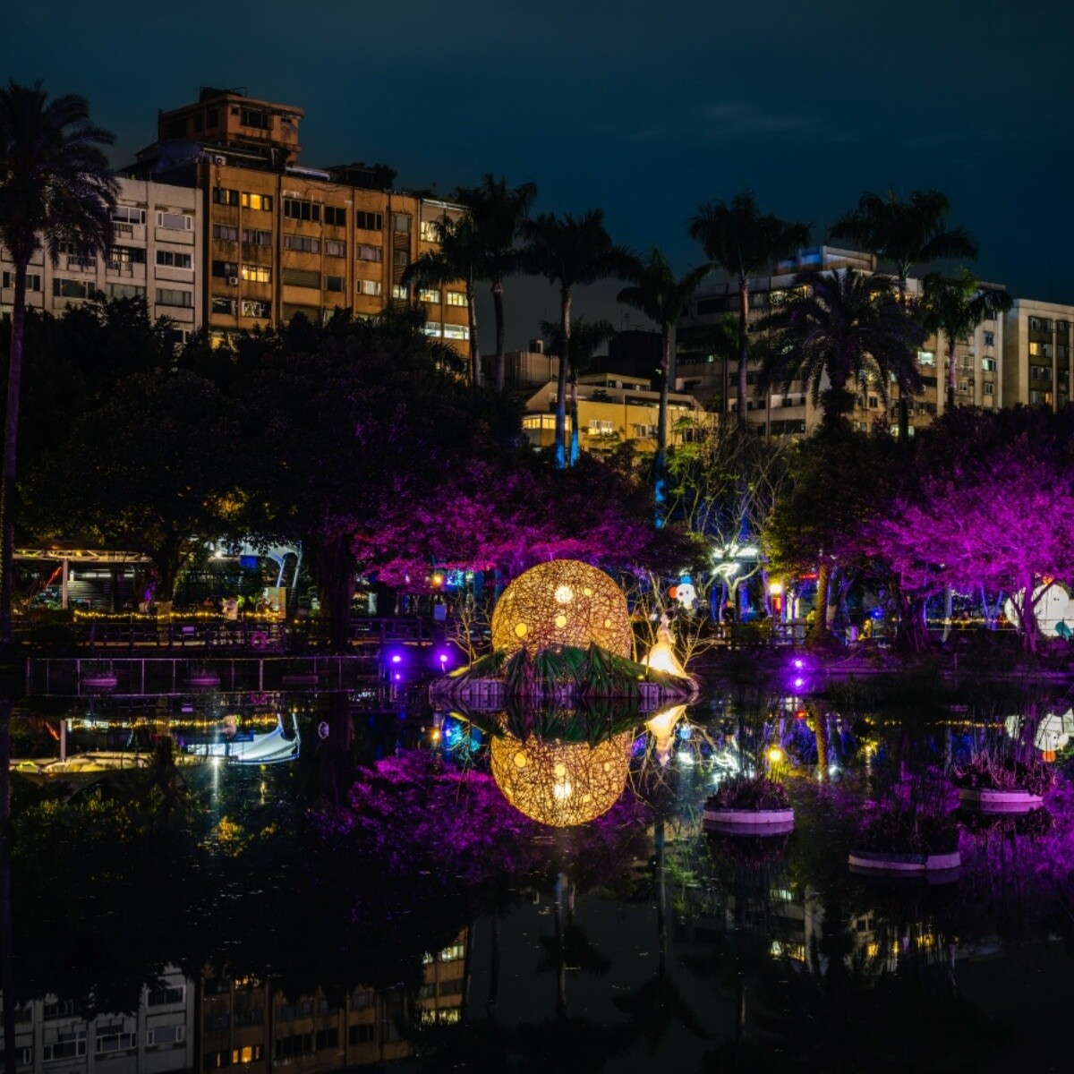 台灣燈會國父紀念館打卡推薦：揹著月亮的女人、滴光