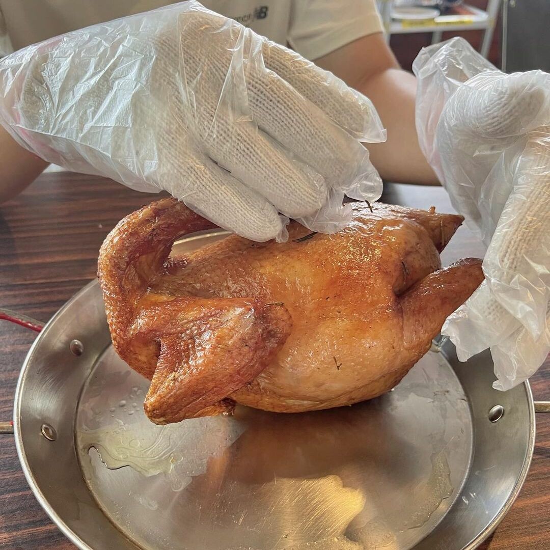 好雞婆土雞城：品嚐美味香草烤雞