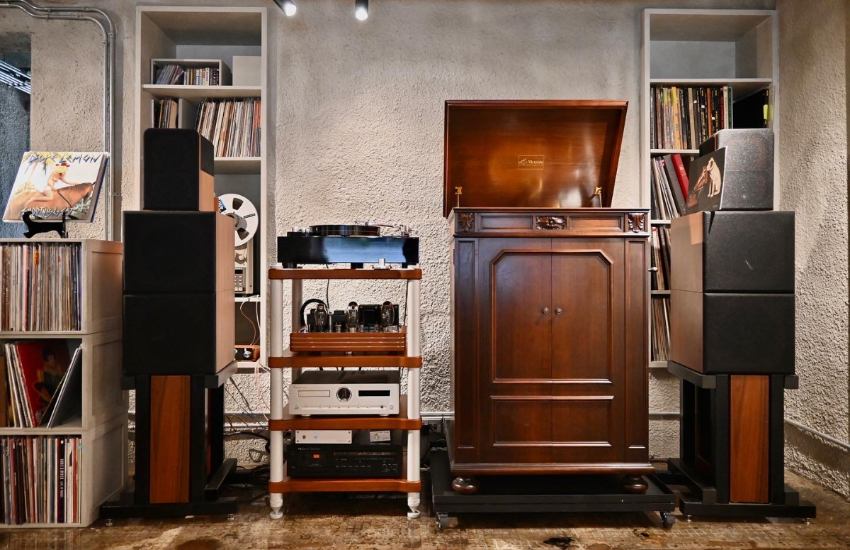 樂迷必訪「聲色 Sound Good 」隱藏在東門巷弄內的黑膠秘境，上千張藏品、古董留聲機等你來探索