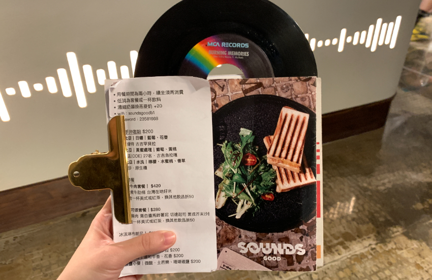 樂迷必訪「聲色 Sound Good 」隱藏在東門巷弄內的黑膠秘境，上千張藏品、古董留聲機等你來探索